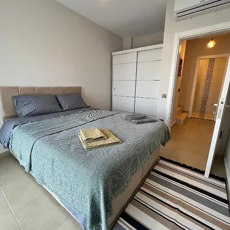 Apartment 2+1 House In Center With Sea View And Big Private Garden
