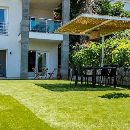 Apartment 2+1 House In Center With Sea View And Big Private Garden