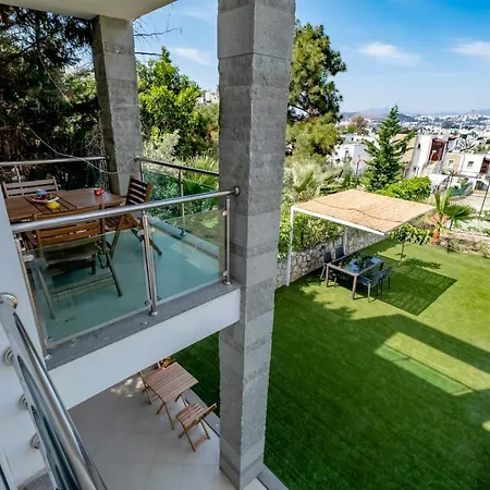 Apartment 2+1 House In Center With Sea View And Big Private Garden Bodrum