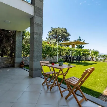 2+1 House In Center With Sea View And Big Private Garden Lägenhet